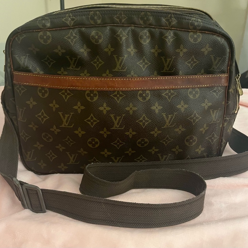 LOUIS VUITTON MONOGRAM REPORTER GM AUTHENTIC
••SALE FOR A FEW DAYS ONLY ••